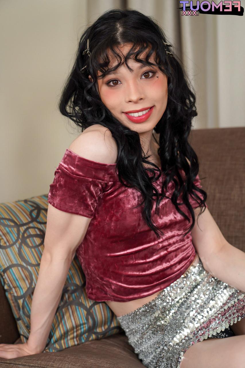 16P La ladyboy asiática de pelo negro Wendy Su se desnuda y muestra su pequeña polla y su gran trasero