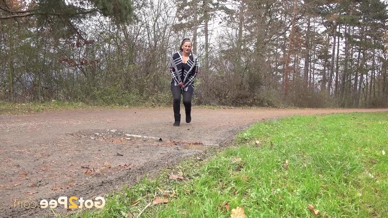 15P Die kaukasische Teenagerin Nicolette Noir pisst beim Spazierengehen auf eine unbefestigte Straße