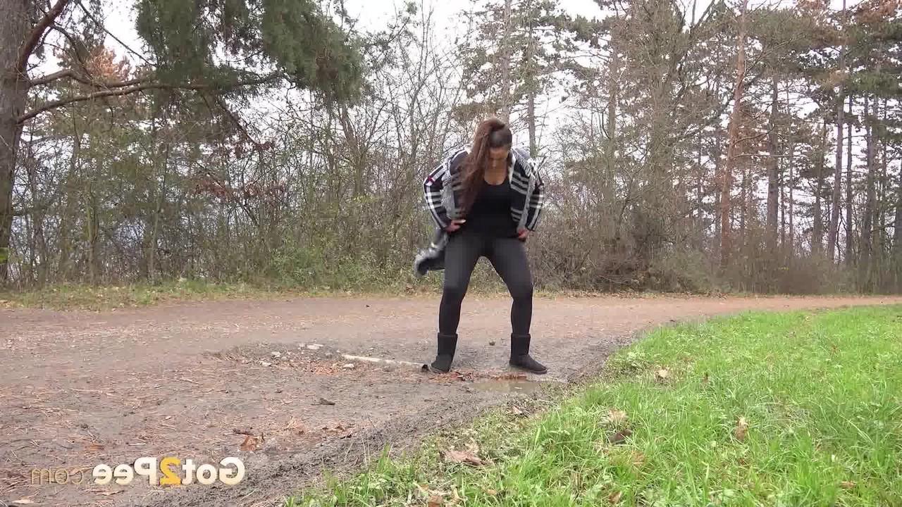 15P Die kaukasische Teenagerin Nicolette Noir pisst beim Spazierengehen auf eine unbefestigte Straße