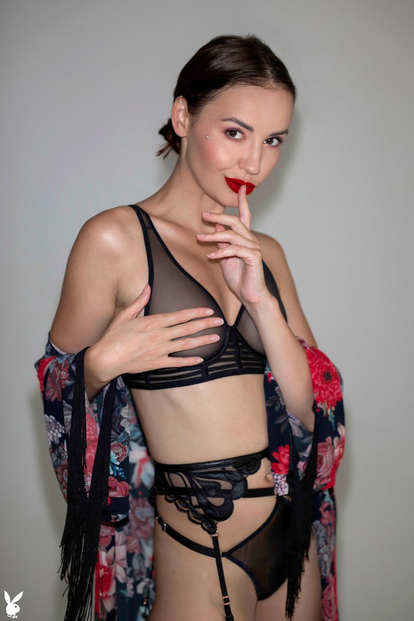 20P La jolie fille Elilith Noir montre son petit corps en lingerie sexy et nue.