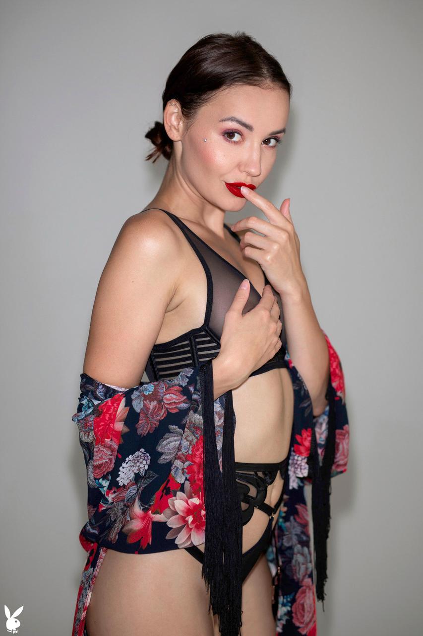 20P La jolie fille Elilith Noir montre son petit corps en lingerie sexy et nue.