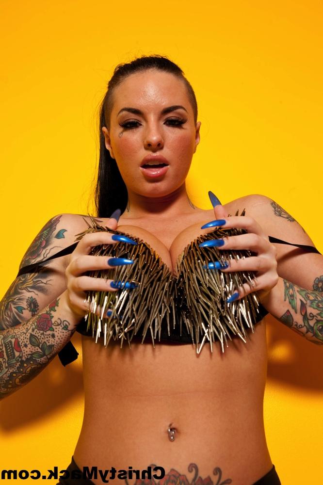 15P La star du porno tatouée Christy Mack caresse ses seins ronds et écarte sa chatte.