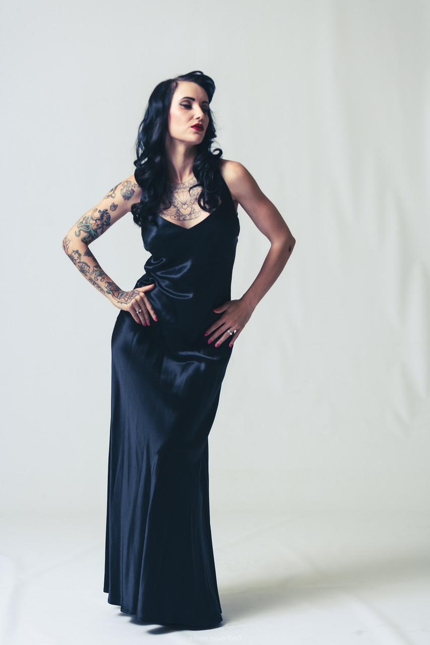20P Sammie Lyn, une pin-up tatouée, pose nue et dans sa robe noire.
