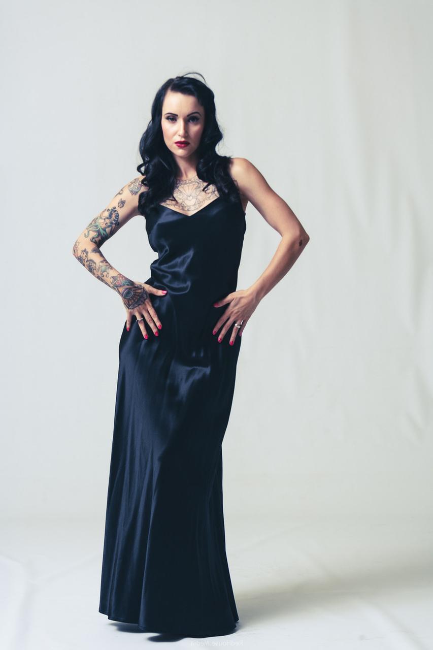20P Sammie Lyn, une pin-up tatouée, pose nue et dans sa robe noire.