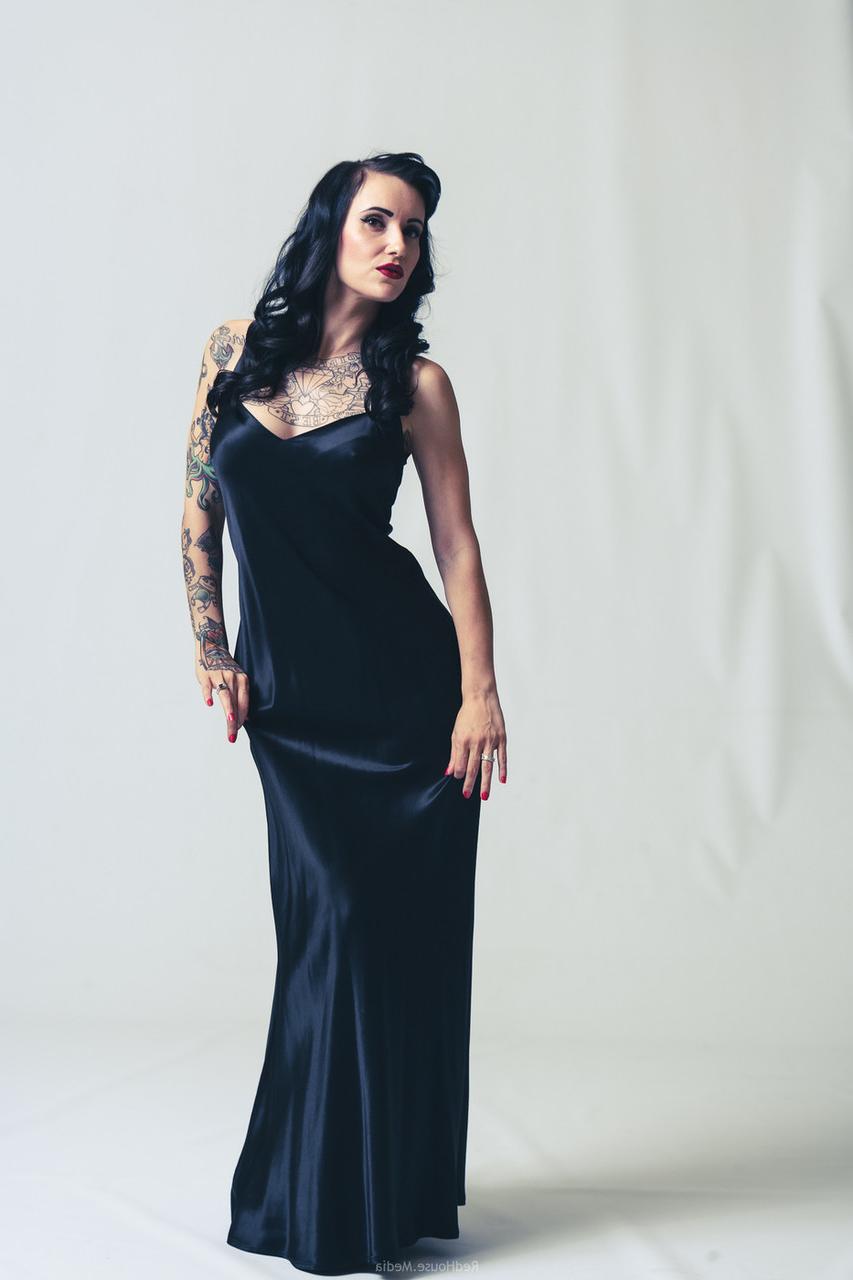 20P Sammie Lyn, une pin-up tatouée, pose nue et dans sa robe noire.
