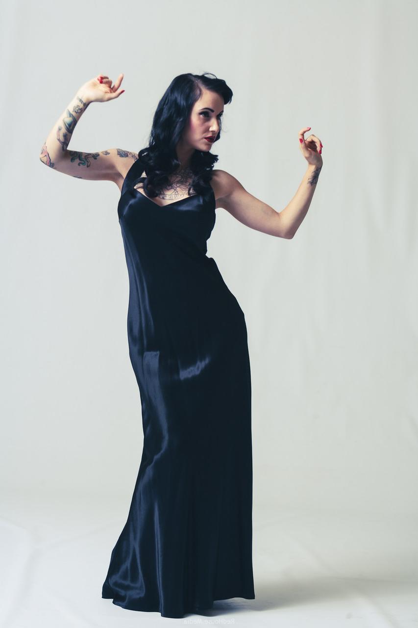 20P Sammie Lyn, une pin-up tatouée, pose nue et dans sa robe noire.