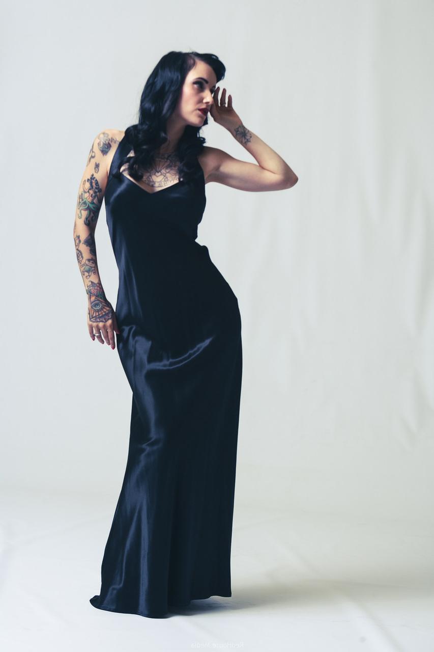 20P Sammie Lyn, une pin-up tatouée, pose nue et dans sa robe noire.