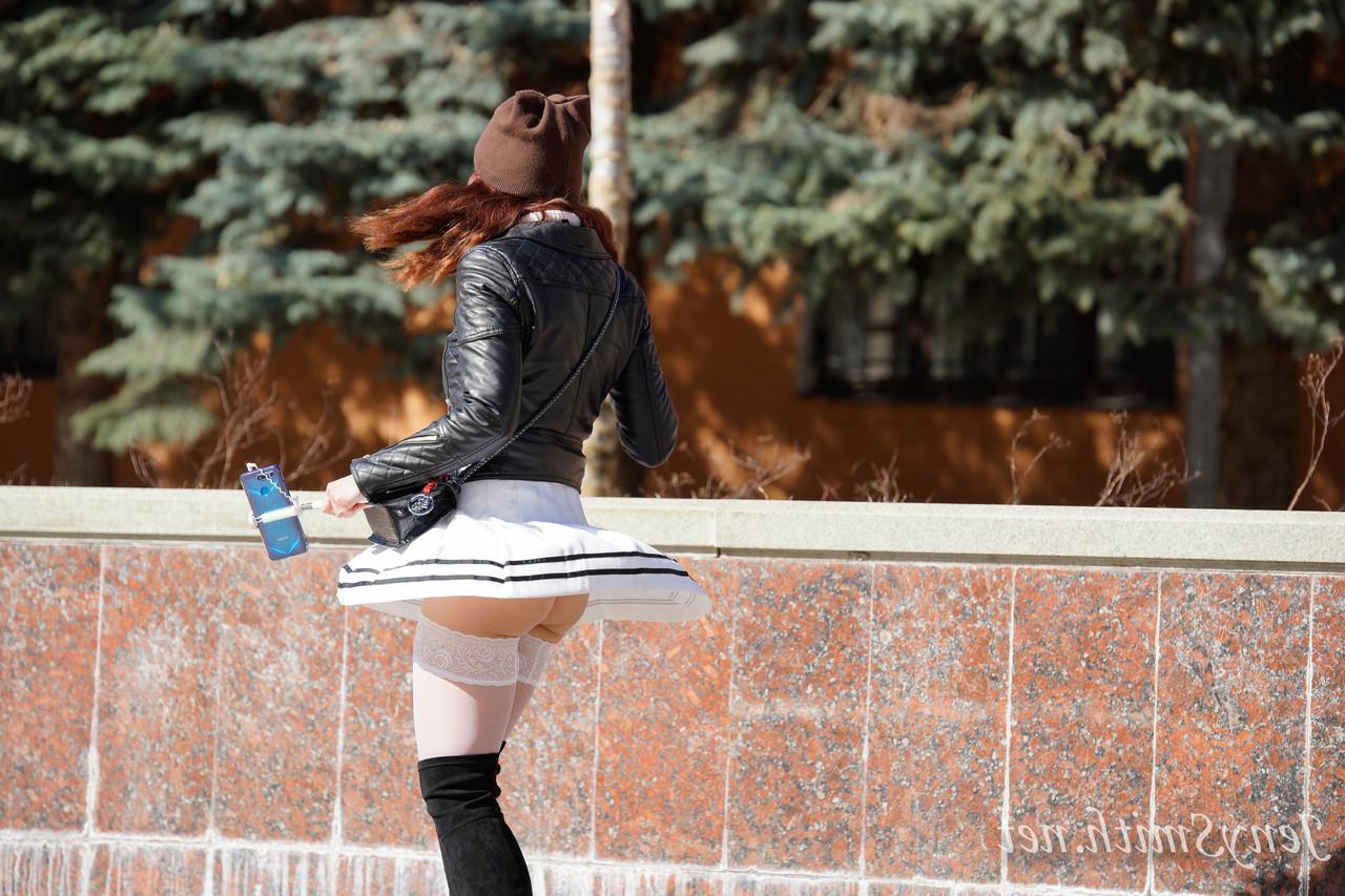 15P La hermosa nena con botas jeny smith muestra una falda sin bragas en público