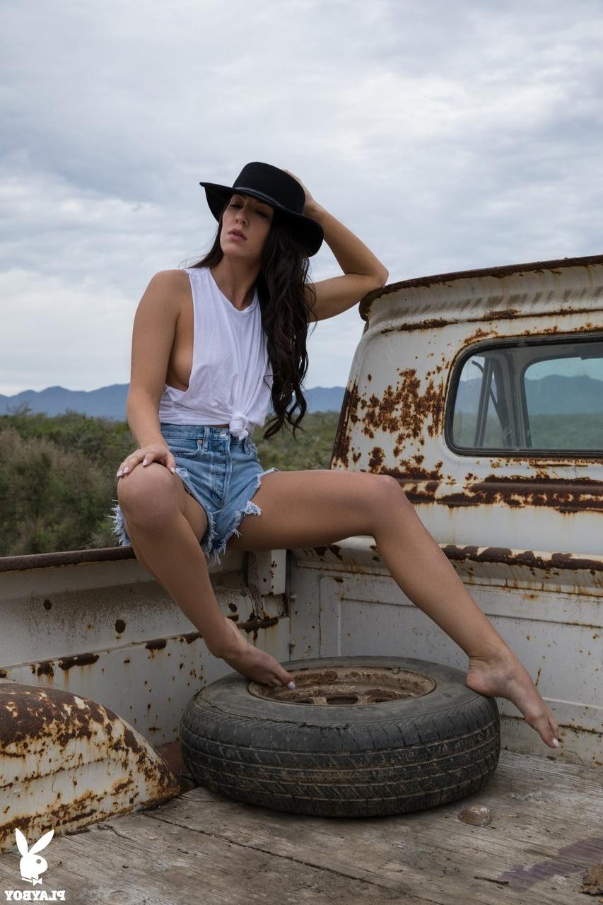 17P A modelo portuguesa Carmen Nikole mostra seu fenomenal corpo nu no deserto