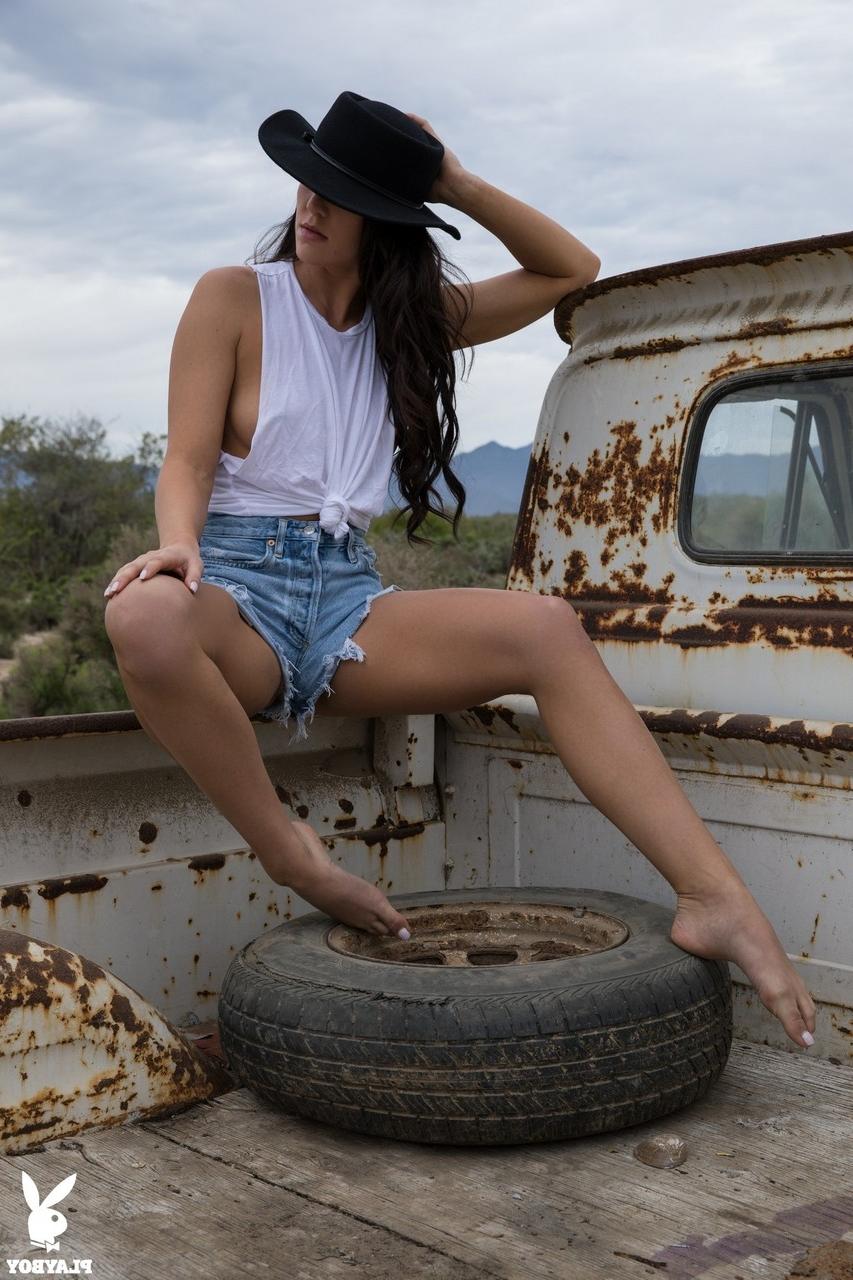 17P A modelo portuguesa Carmen Nikole mostra seu fenomenal corpo nu no deserto