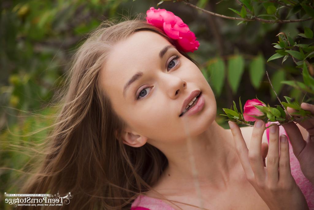 20P Das schöne junge Mädchen Sunna zeigt ihren nackten Körper, während sie ein rosa Tutu trägt