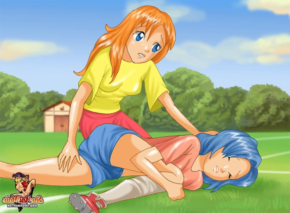12P A jogadora de futebol travesti de anime Lana transando com sua companheira sexy em campo