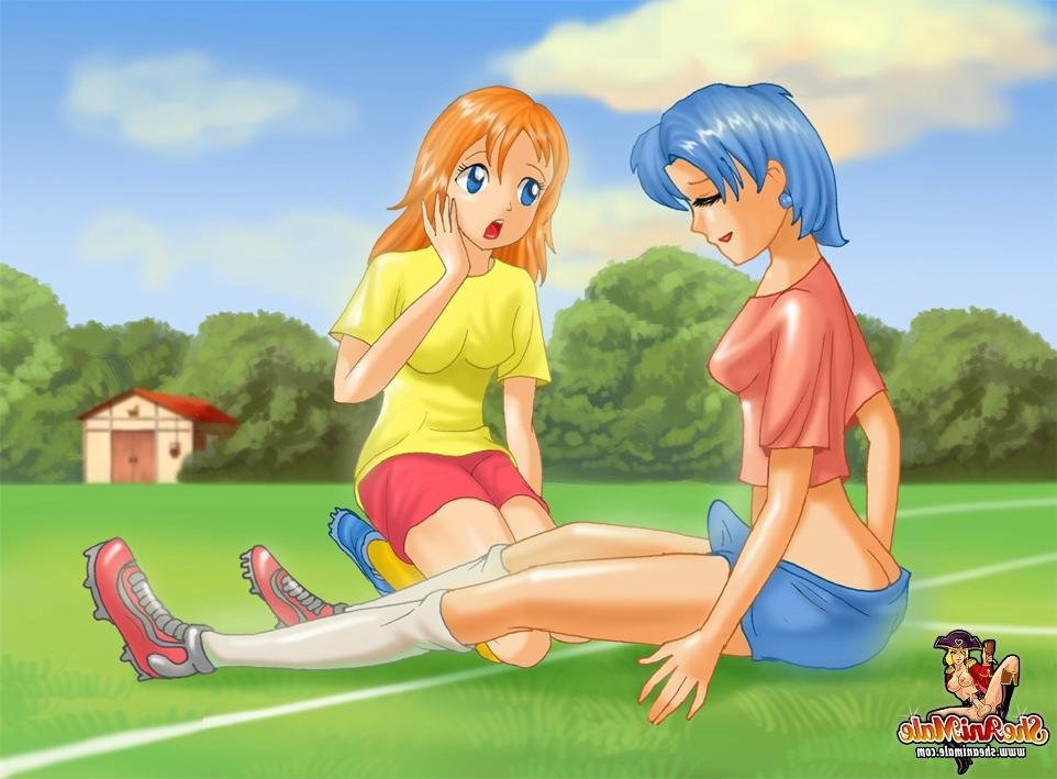 12P A jogadora de futebol travesti de anime Lana transando com sua companheira sexy em campo