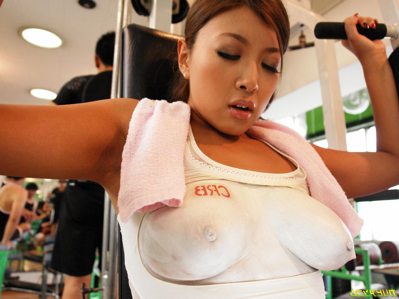 9P Die asiatische Teenagerin Nami Himemura wird im Fitnessstudio durch ihre zerrissenen Shorts gerammt