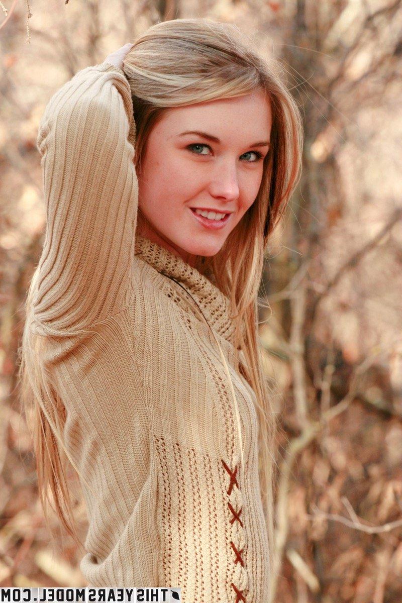15P Beautiful blonde Jewel exposes herself while in a public park