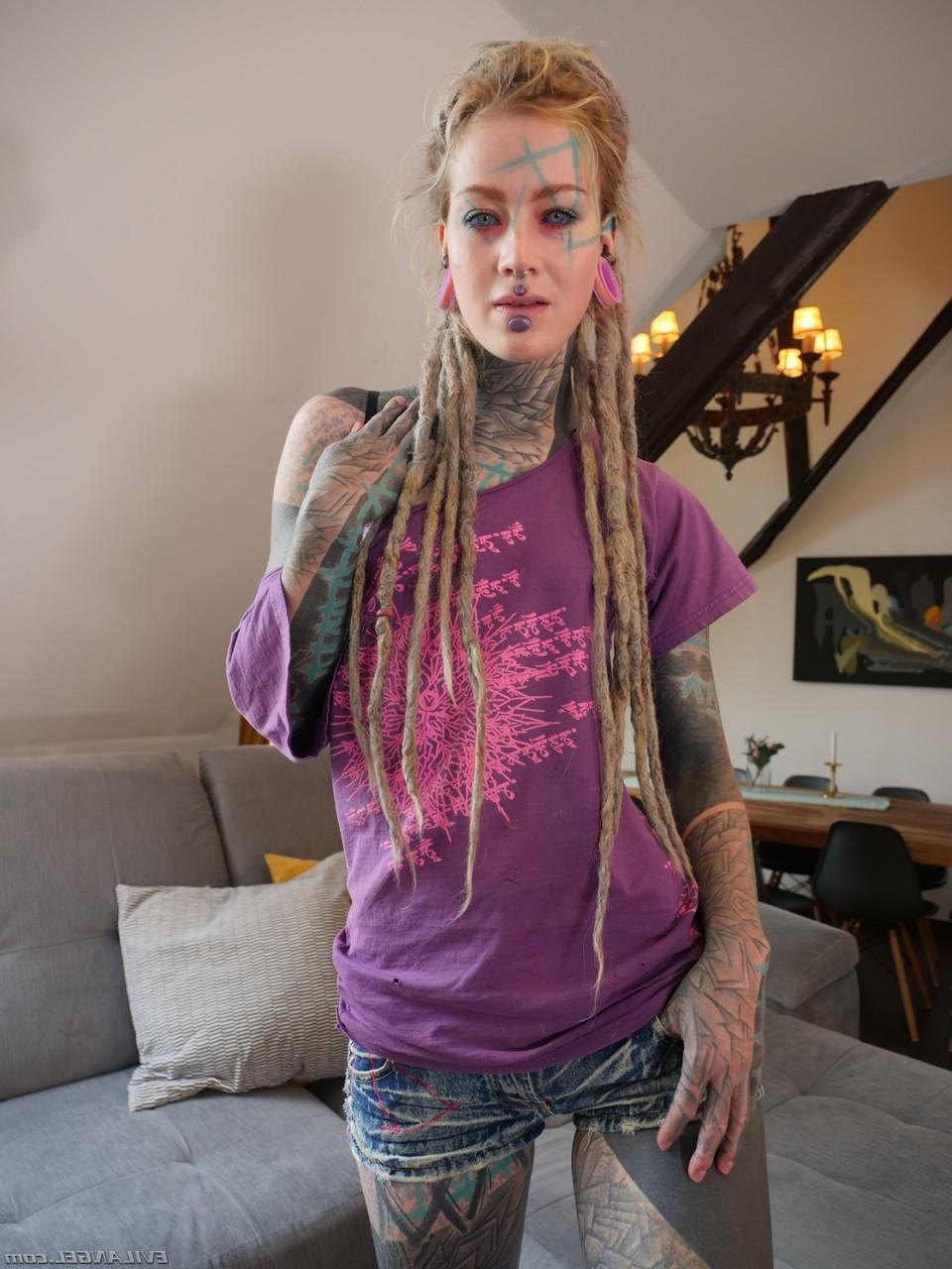 20P Vagabundas tatuadas Anuskatzz e Eden Ivy são penetradas analmente em um 3some