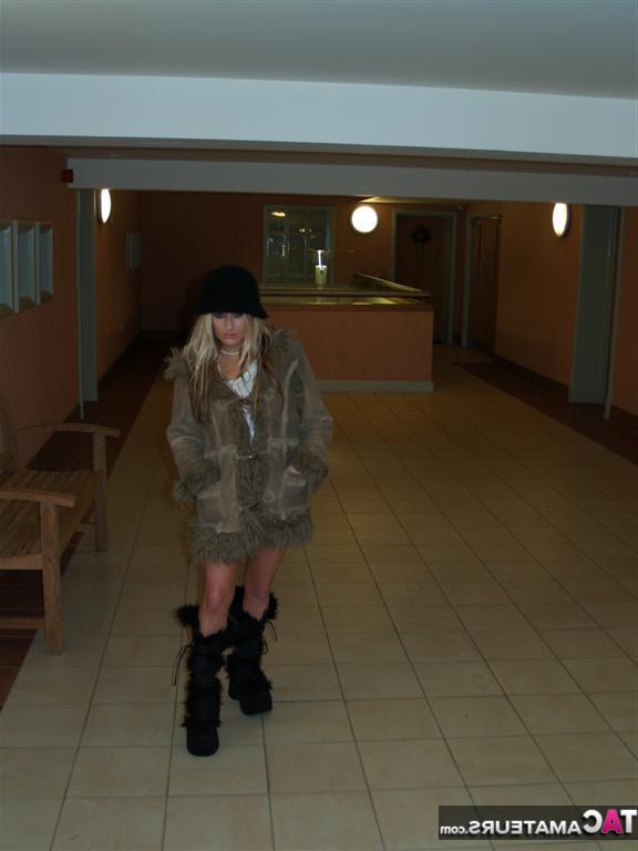 15P Der blonde Puma Kaz B gibt einem jungen Mann in einem kurzen Rock Oralsex