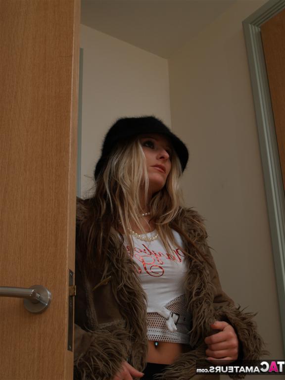 15P Der blonde Puma Kaz B gibt einem jungen Mann in einem kurzen Rock Oralsex