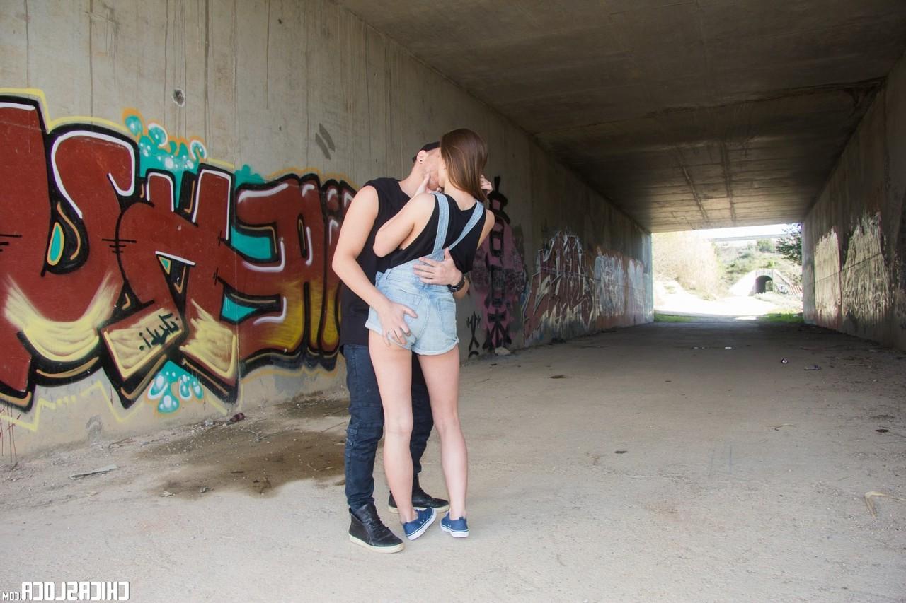 18P A adolescente Evelina Darling revela seios naturais ao ar livre e faz graffiti boy