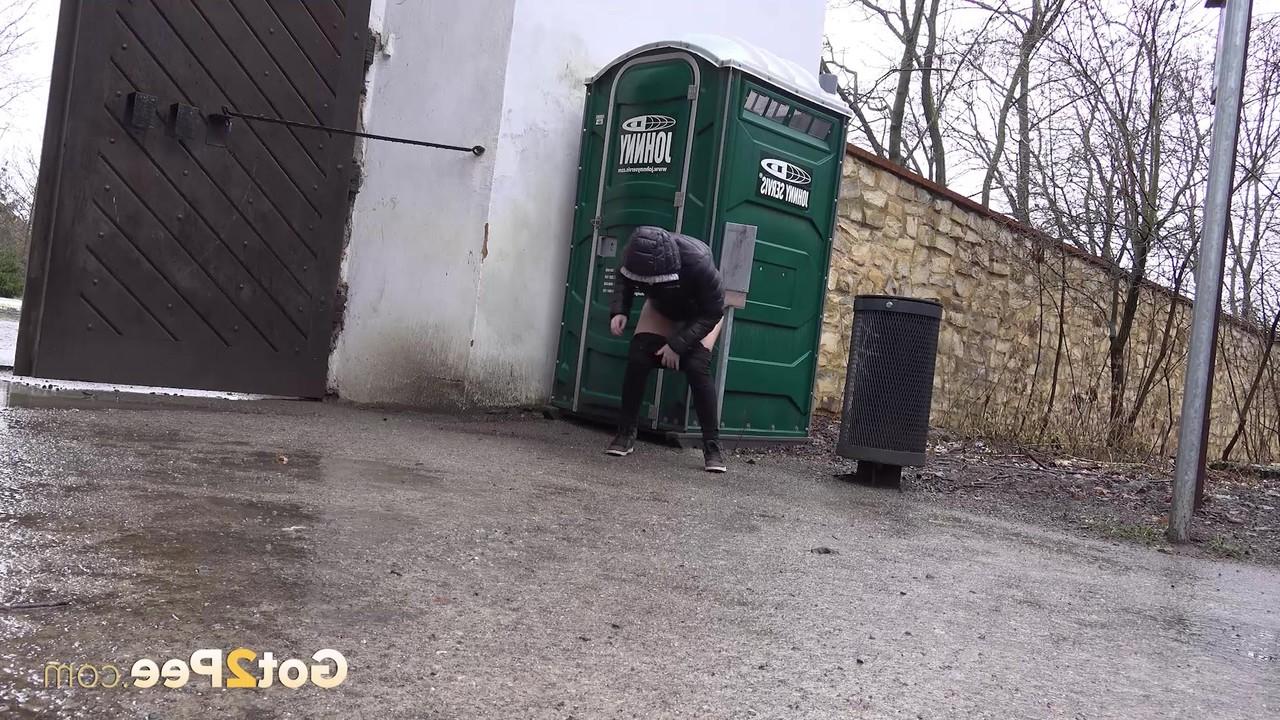 15P Antonia Sainz gets caught pissing on the ground near a locked toilet