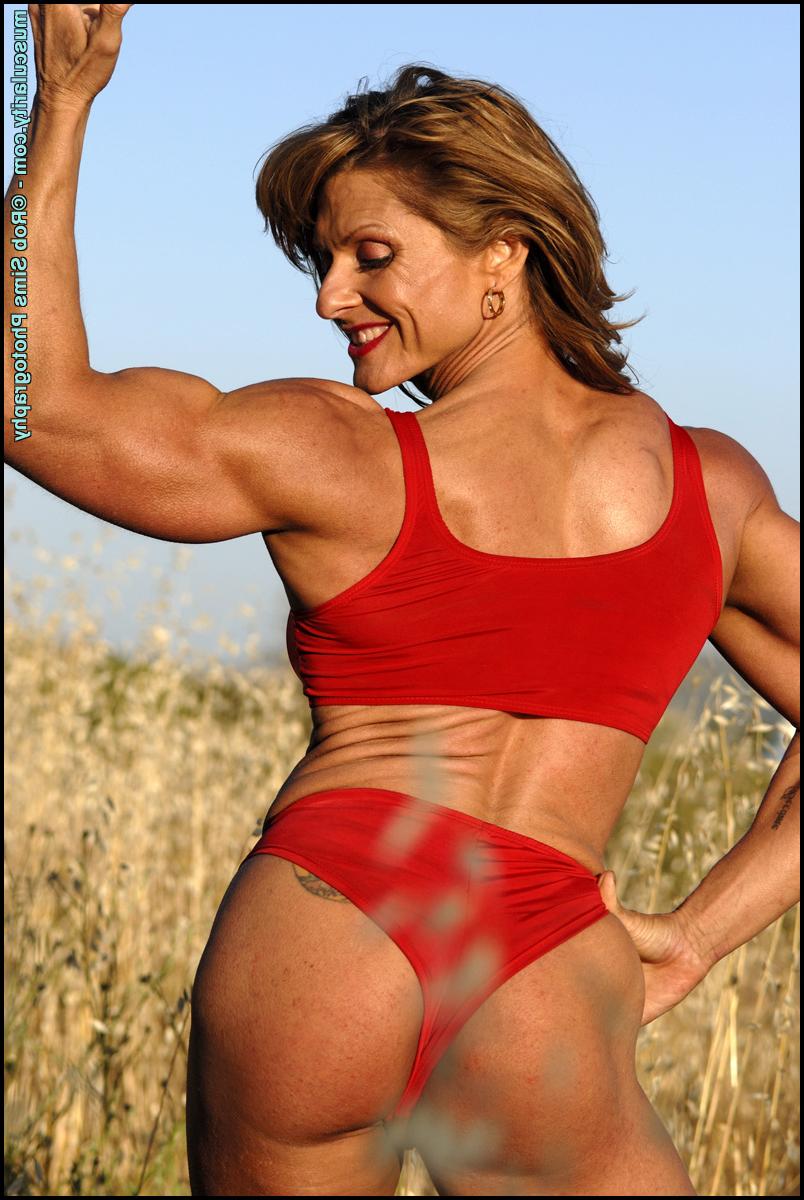 15P O fisiculturista de meia-idade Emery Miller lambe um mamilo enquanto faz topless