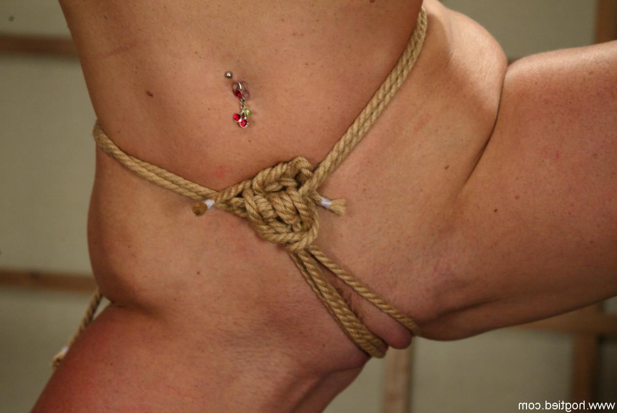 20P A esposa morena Maria Shadoes é amarrada e punida com um vibrador