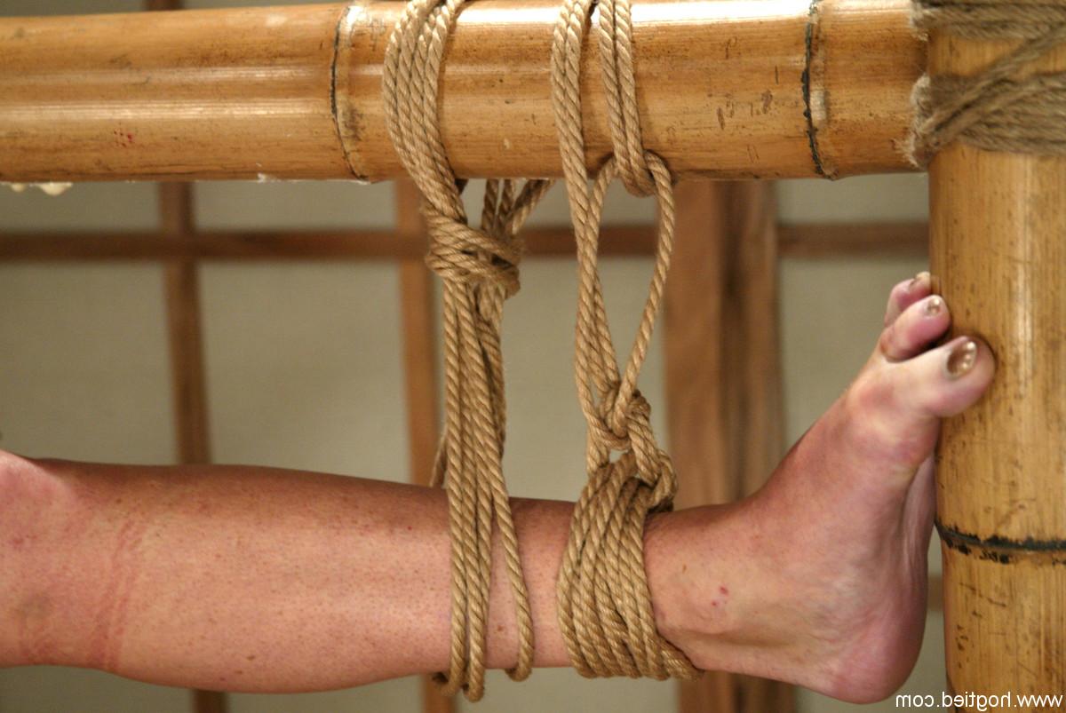 20P A esposa morena Maria Shadoes é amarrada e punida com um vibrador