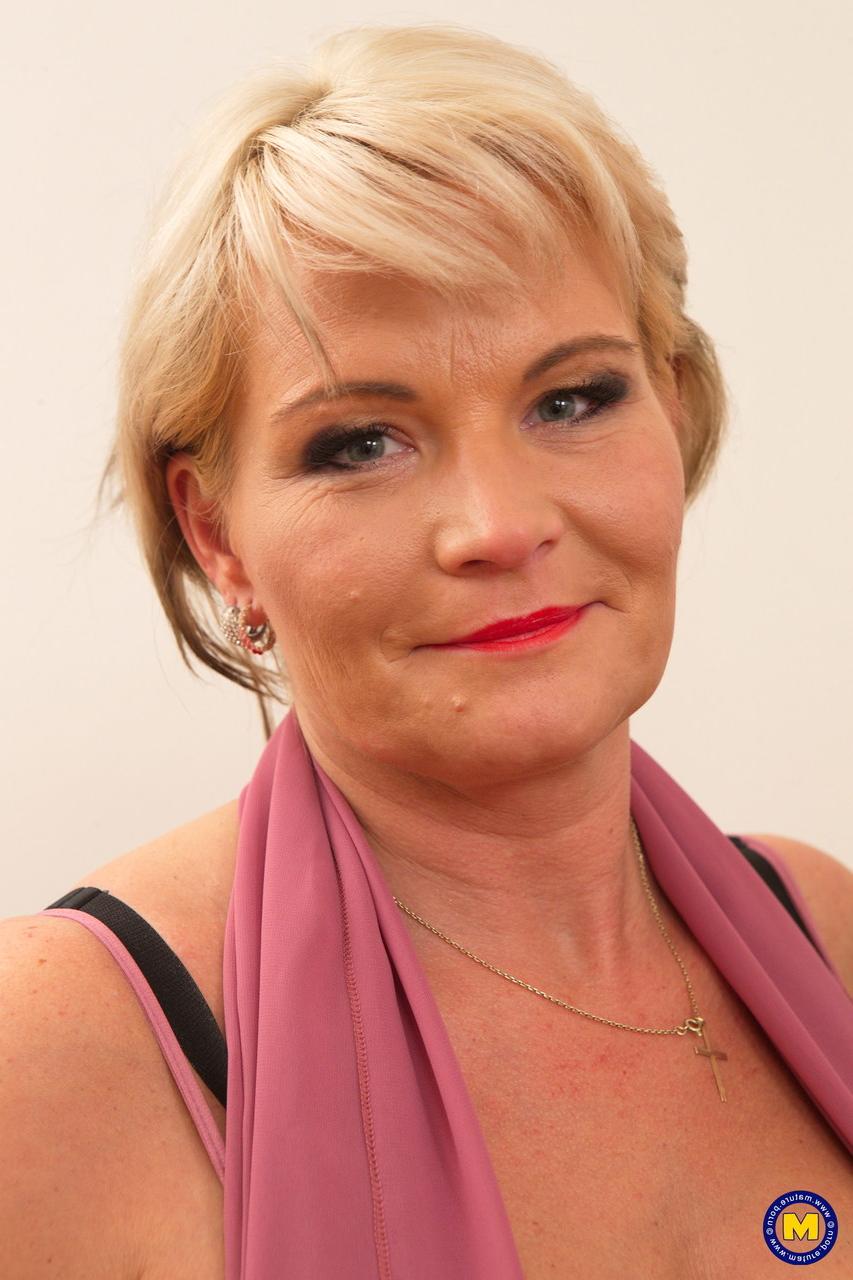 16P Dame mature sexy aux cheveux blonds se connecte avec son toy boy pendant ses voyages