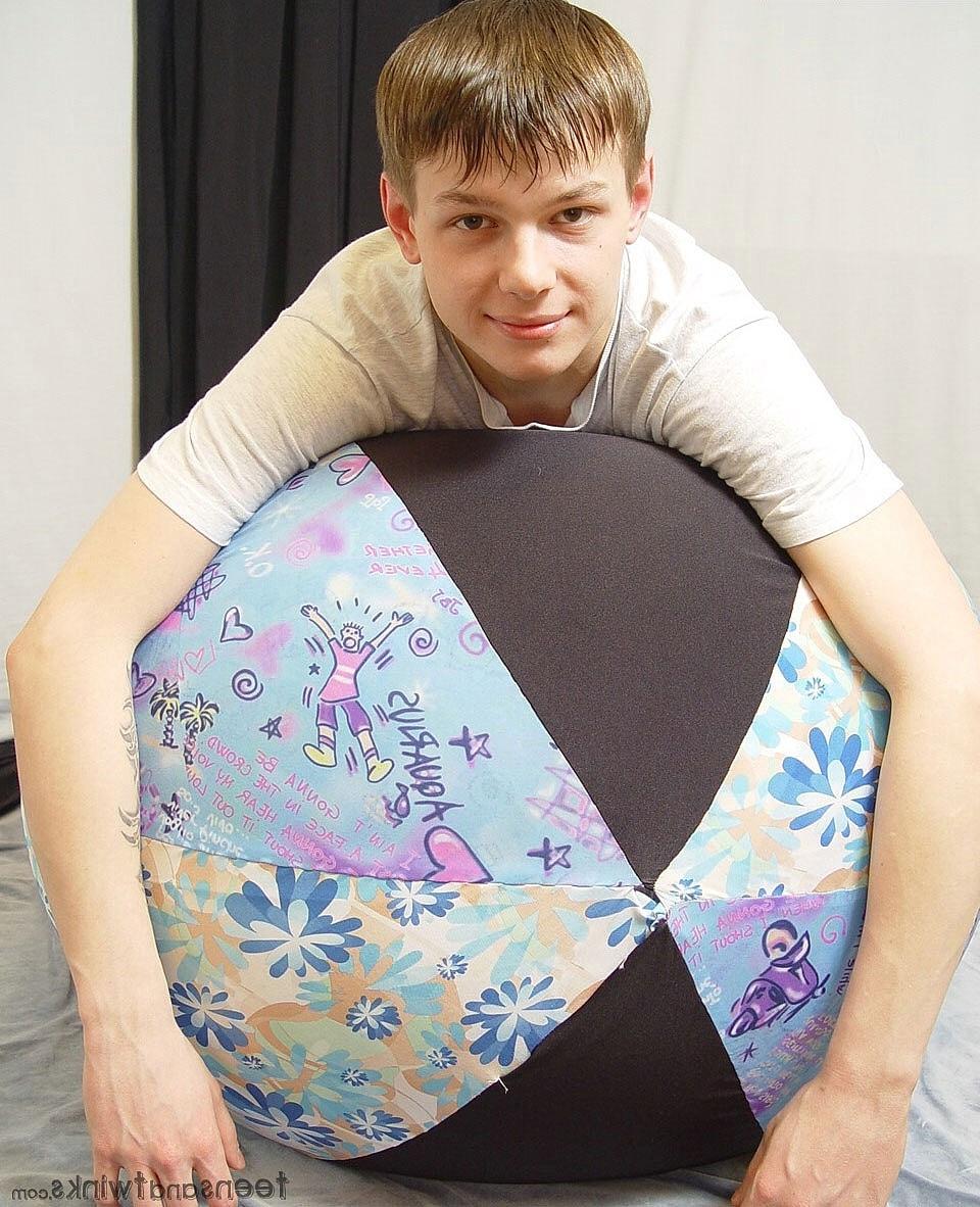 20P Good-looking twink plays with his shaved dick while completely naked
