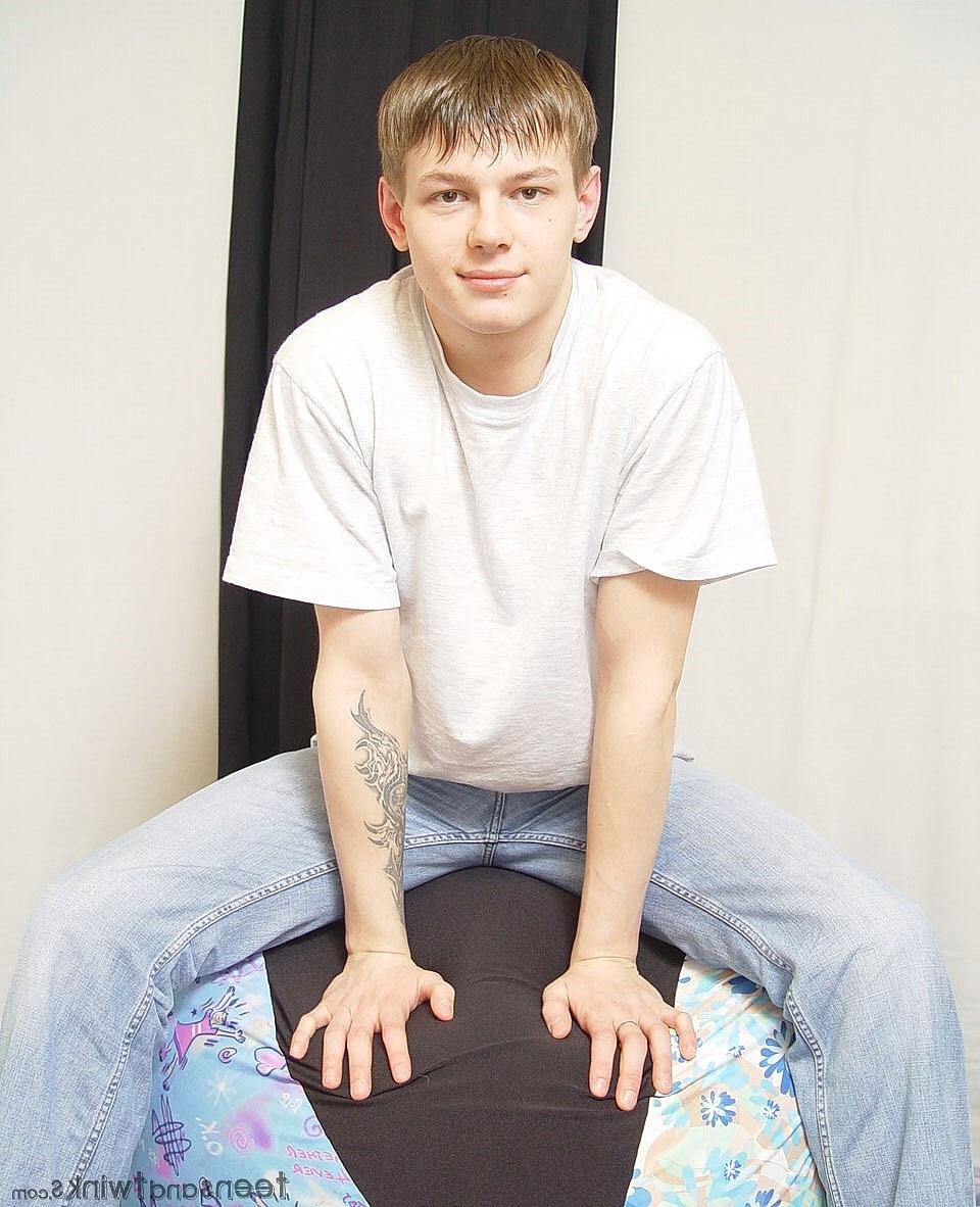 20P Good-looking twink plays with his shaved dick while completely naked
