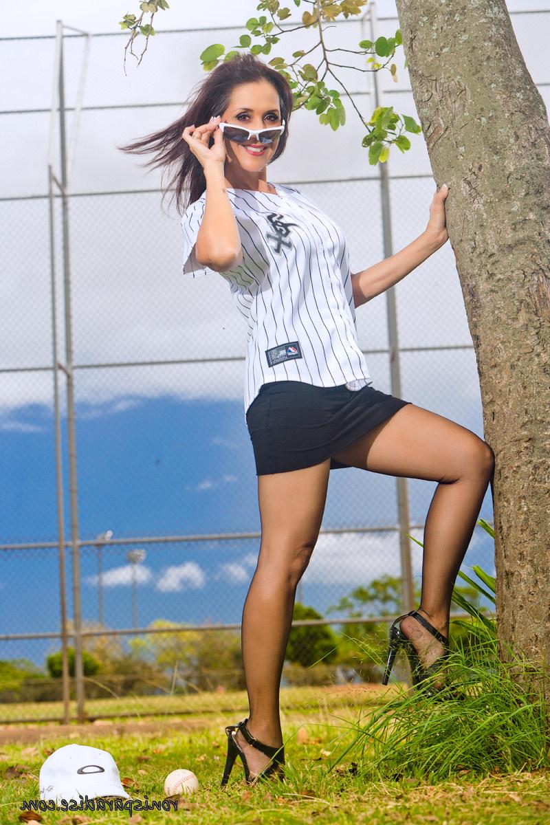 14P MILF sexy expõe seus peitos grandes contra uma árvore perto de uma bola de diamante