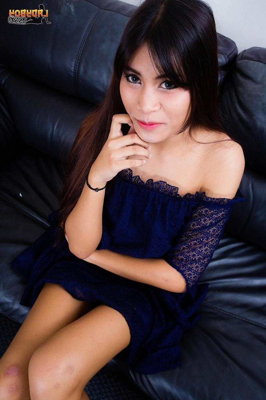 16P Travesti de cabelos negros Mind agarra seu pau e suas nádegas grandes em um solo
