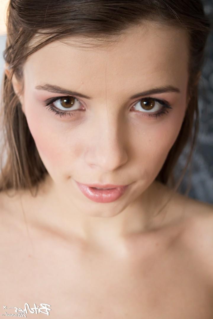 18P Die sexy, zierliche russische Teenagerin Olga Petrova klettert auf den Gipfel für einen dampfenden Ritt mit einem großen Schwanz