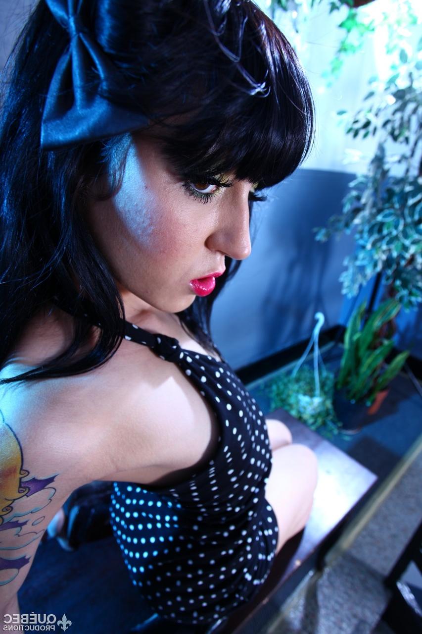 20P Das Gothic-Girl Hellizabeth fingert ihre rote Muschi und streichelt ihre blassen Brüste
