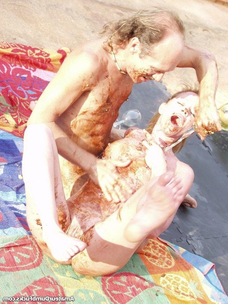 20P A loira suja Nenita Burningham fica com o corpo coberto de lama antes de dar um BJ