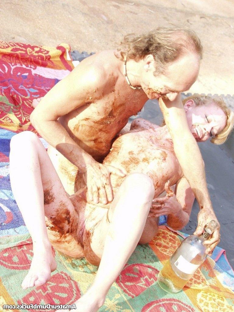 20P A loira suja Nenita Burningham fica com o corpo coberto de lama antes de dar um BJ