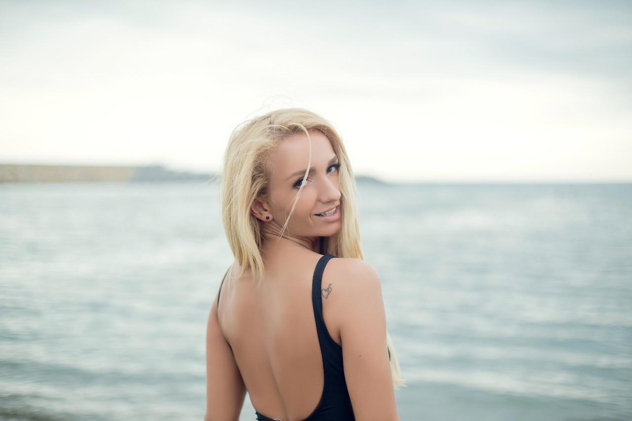 15P A linda modelo loira Katelyn White brinca com seu grande saque redondo na praia