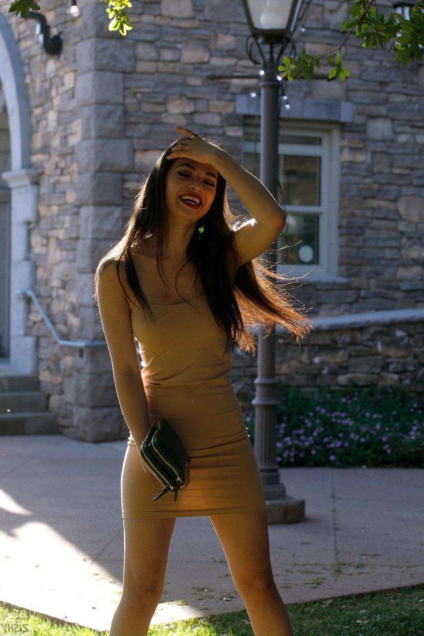 13P La petite Scarlett Alexis montre ses jambes chaudes dans une robe sexy.