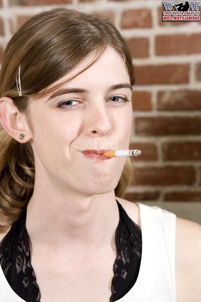 15P A travesti magrinha Mandy Mitchell fuma um cigarro e tira a roupa no sofá