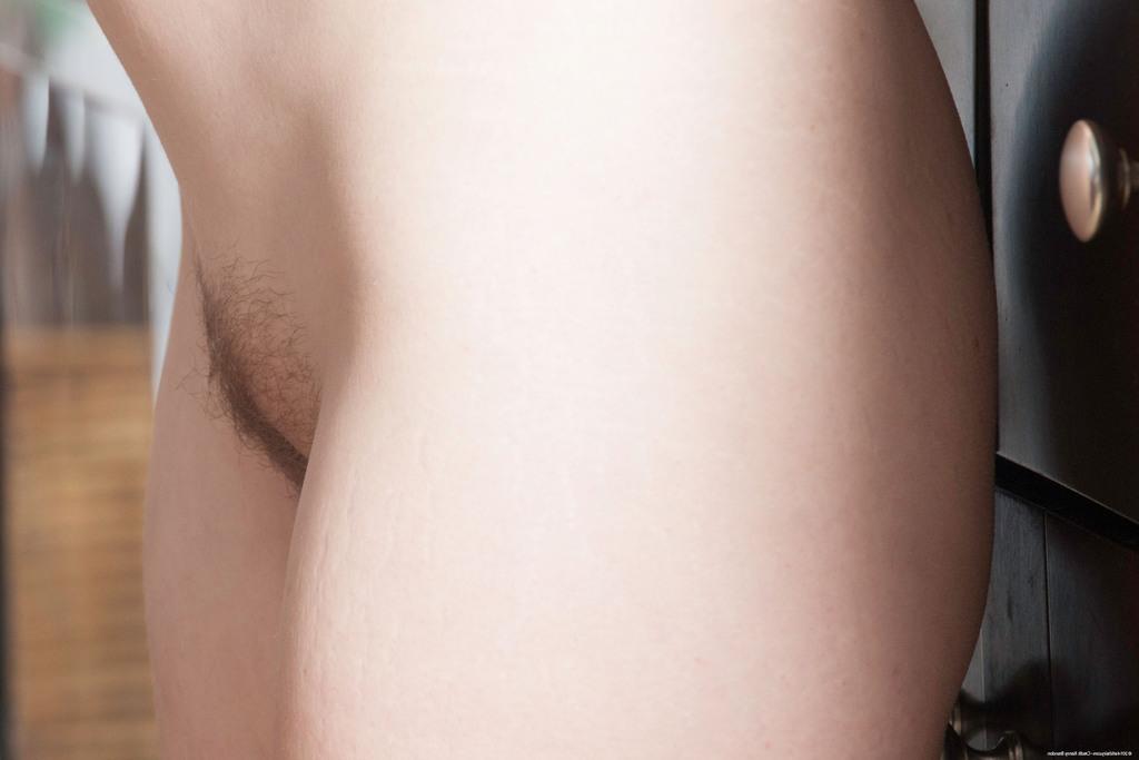 16P La modelo madura en solitario Cody Hunter se quita los pantalones cortos de mezclilla antes de abrir su coño