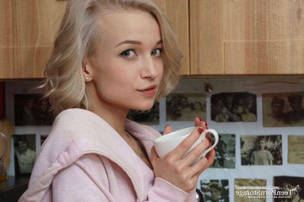 20P A adolescente loira platinada Monica começa o dia com um café e uma trepada com os dedos
