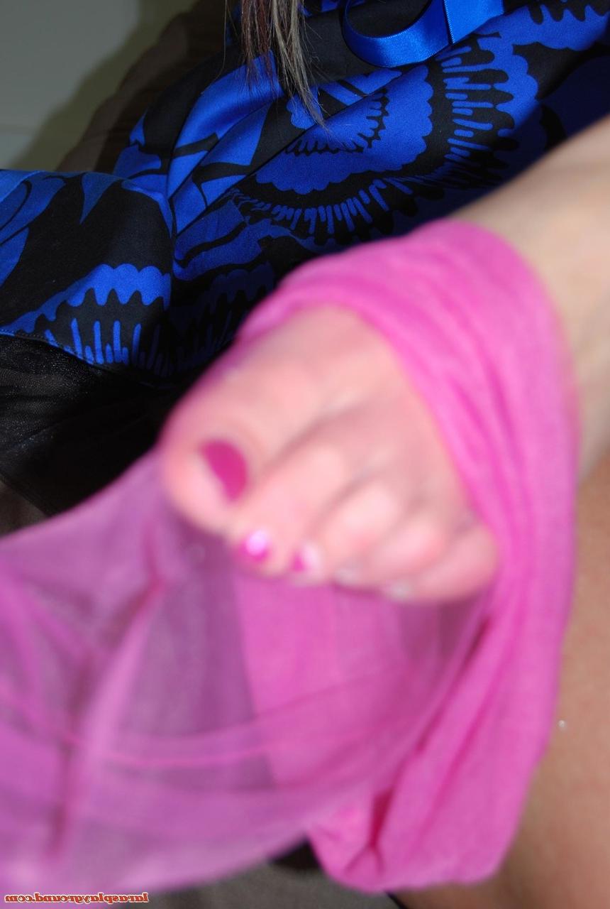 20P La MILF Lara y la sexy Emma se ponen medias y comparten una polla en un trío