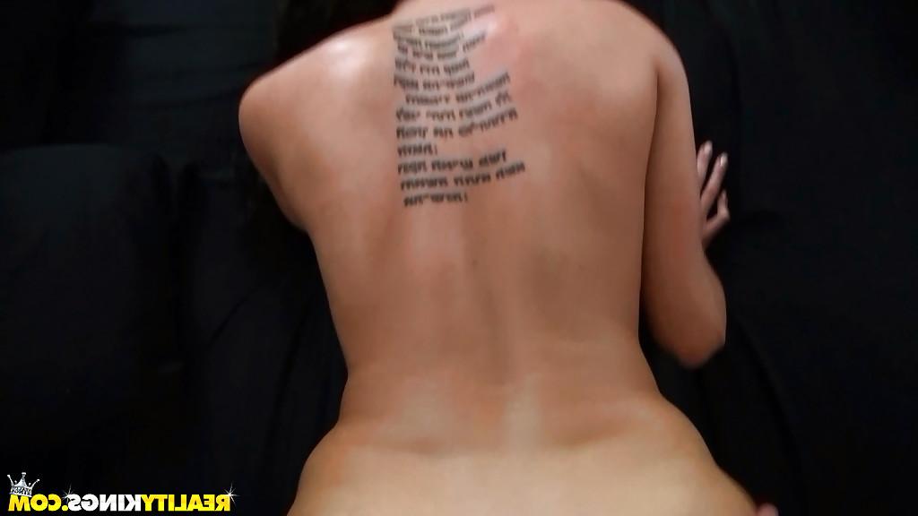 16P La morena tatuada Harlow Harrison follada antes de recibir una inyección de dinero