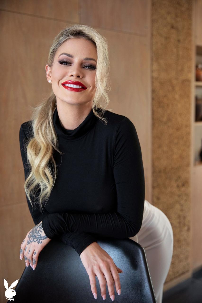 20P Das glamouröse Babe Jessa Rhodes zeigt ihre saftigen Brüste und ihre leckere Muschi