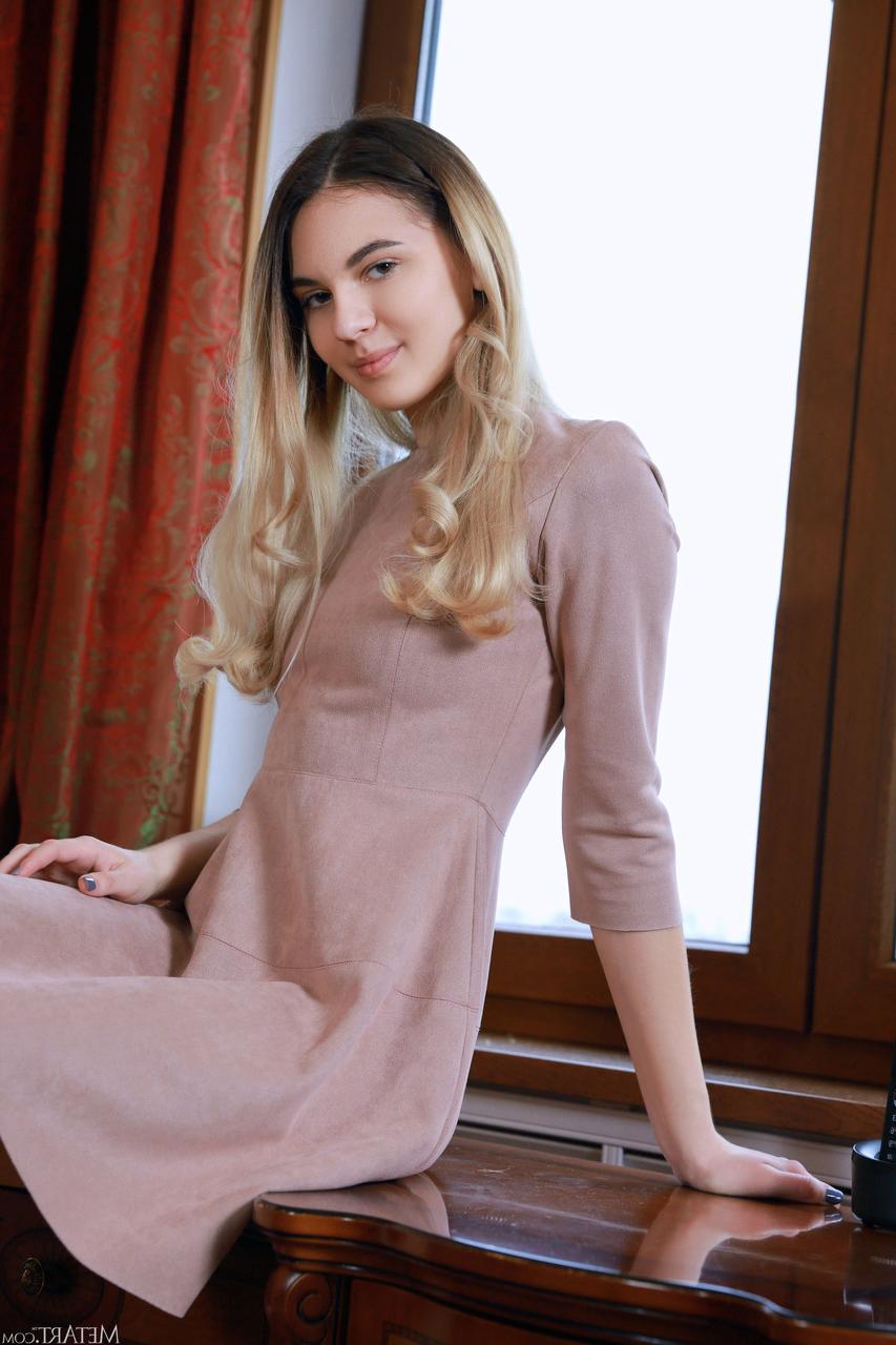 20P Babe Valencia tira seu vestido sexy para mostrar seus belos seios e buceta raspada