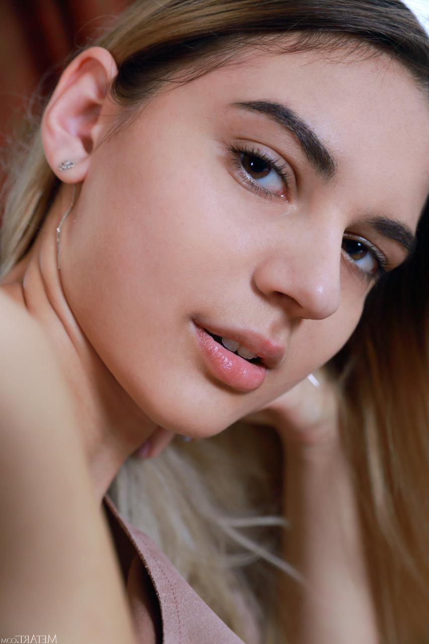 20P Babe Valencia tira seu vestido sexy para mostrar seus belos seios e buceta raspada