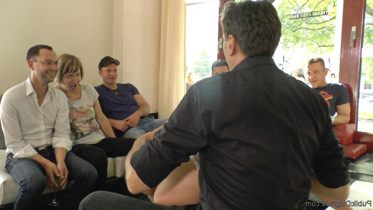 20P A jovem e fofa Juliette March é humilhada em público e fodida em uma orgia BDSM