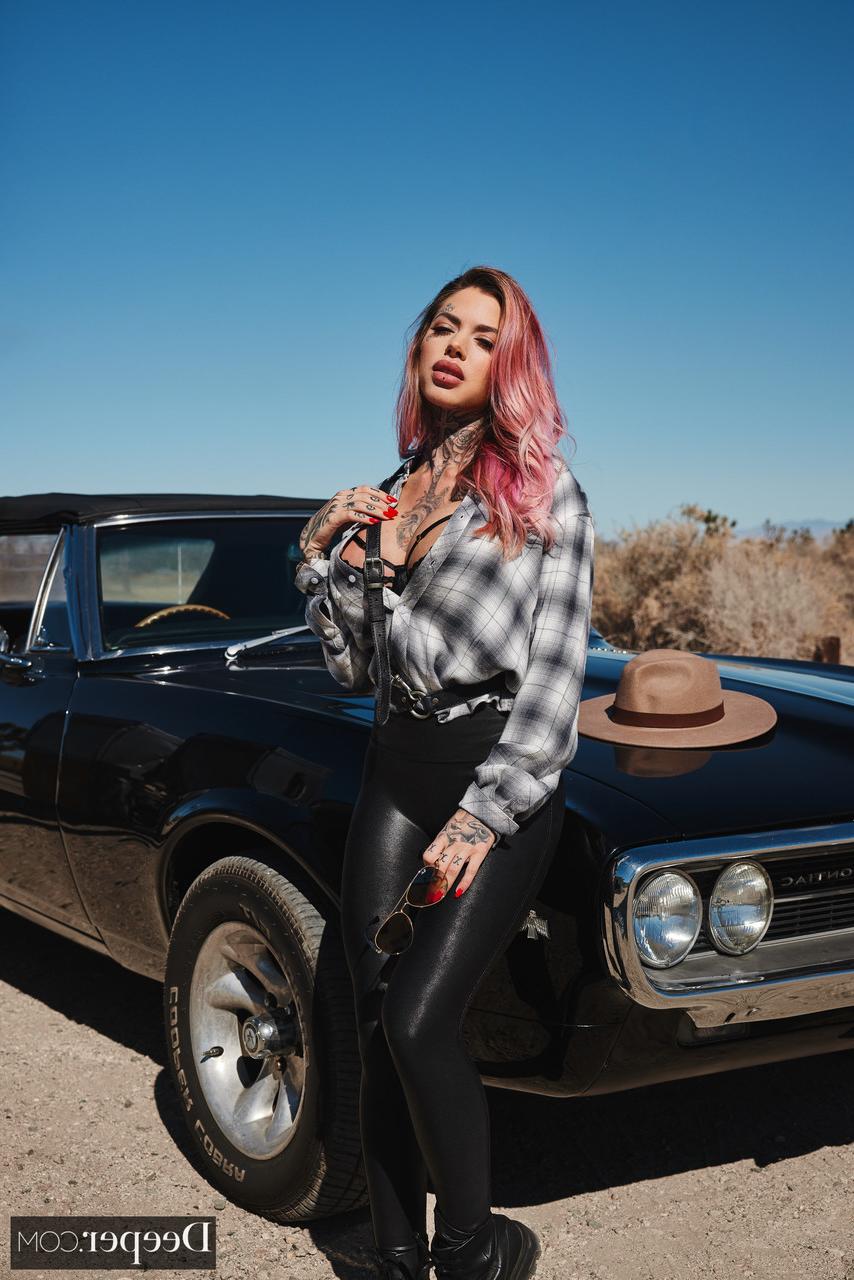 20P A pornstar tatuada Chantal Danielle fica satisfeita oralmente e bate forte