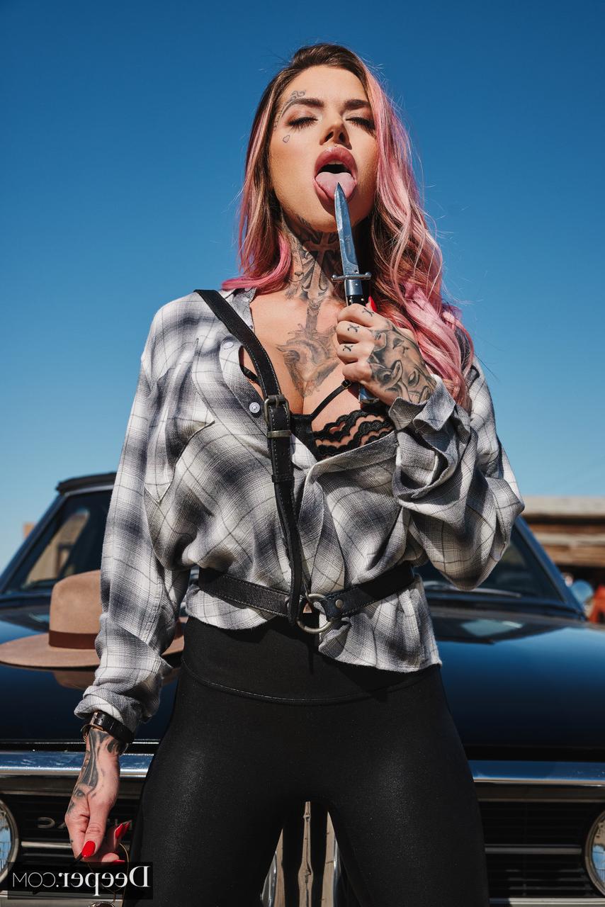 20P A pornstar tatuada Chantal Danielle fica satisfeita oralmente e bate forte
