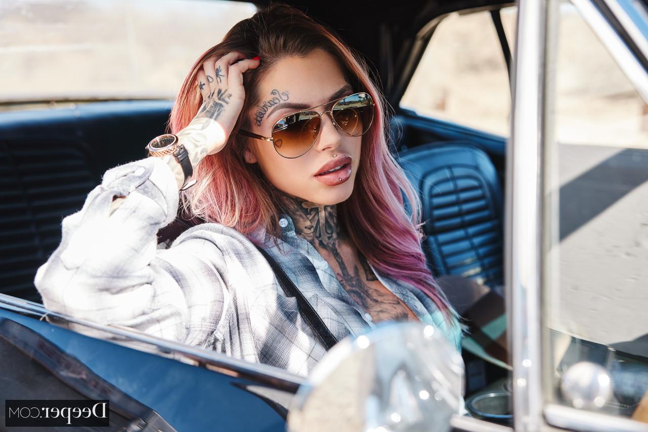 20P A pornstar tatuada Chantal Danielle fica satisfeita oralmente e bate forte